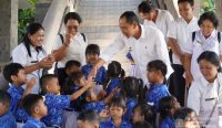 Wabup Klungkung Tjokorda Gde Surya Putra berfoto bersama siswa TK Negeri Semarapura Tengah saat kegiatan kunjungan edukatif di Kantor Bupati Klungkung, Kamis (9/10).