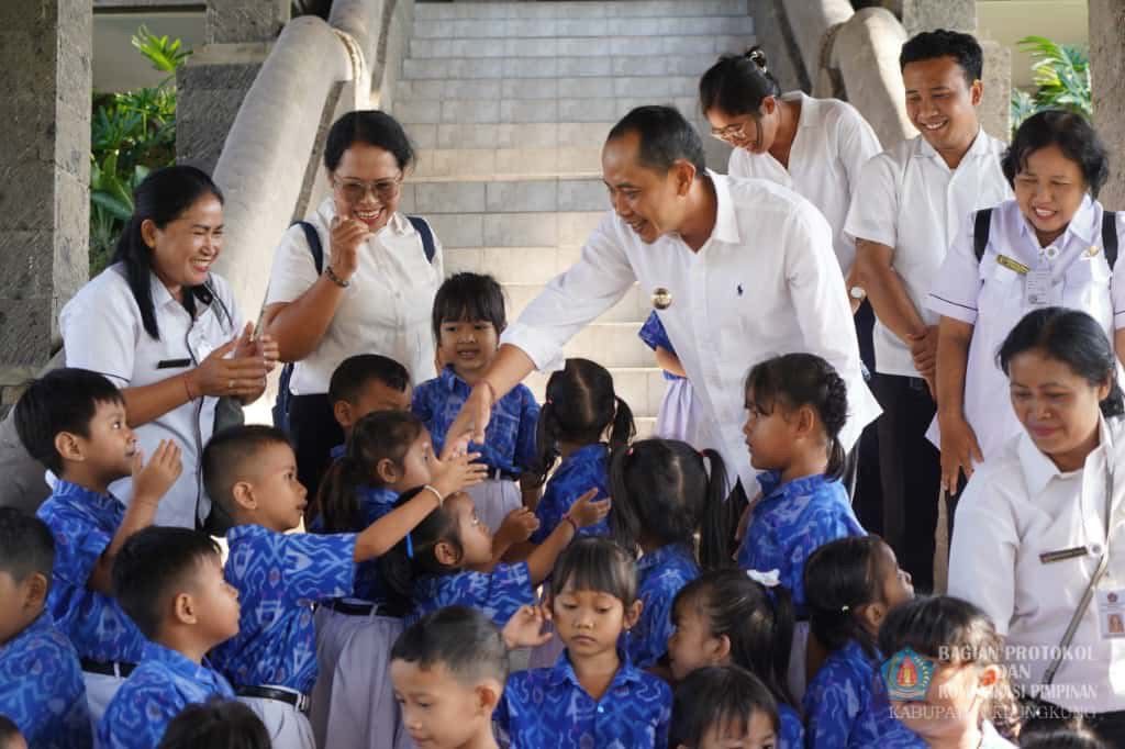 Wabup Klungkung Tjokorda Gde Surya Putra berfoto bersama siswa TK Negeri Semarapura Tengah saat kegiatan kunjungan edukatif di Kantor Bupati Klungkung, Kamis (9/10).
