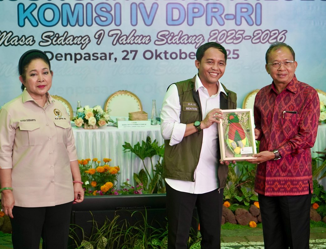 Foto: Gubernur Bali Wayan Koster menerima cenderamata berupa gambar burung perkici berdada merah dari Menteri Kehutanan Raja Juli Antoni, disaksikan Ketua Komisi IV DPR RI Titiek Soeharto, usai kegiatan kunjungan kerja Komisi IV DPR RI bertajuk “Repatriasi untuk Mendukung Satwa Liar di Provinsi Bali” di BKSDA Bali, Denpasar, Senin (27/10/2025). Sumber: tim/wacanabali.com