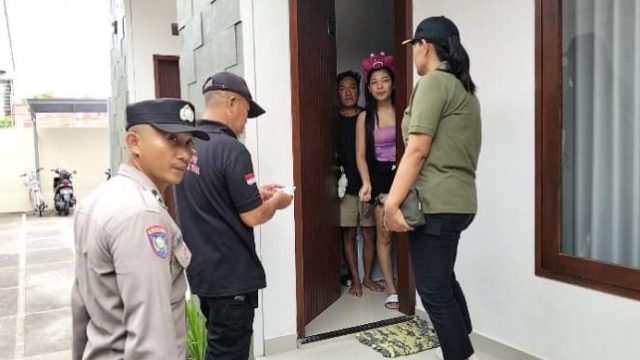 Aparat kelurahan Banjar Tengah, Jembrana melakukan Sidak duktang di sejumlah kos-kosan, Jumat (31/10/25)