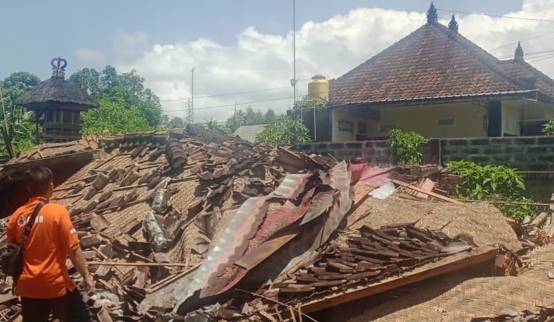 Bangunan tempat penyimpanan kesenian tradisional ambruk di Kelurahan Sangkaragung, Jumat (17/10/25) sumber wacanabali/dika