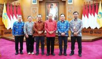 Gubernur Bali Wayan Koster memimpin rapat koordinasi dengan sejumlah kepala daerah membahas percepatan pembangunan infrastruktur strategis Bali di Gedung Kertha Sabha, Jaya Sabha, Denpasar, Rabu (1/10/2025).