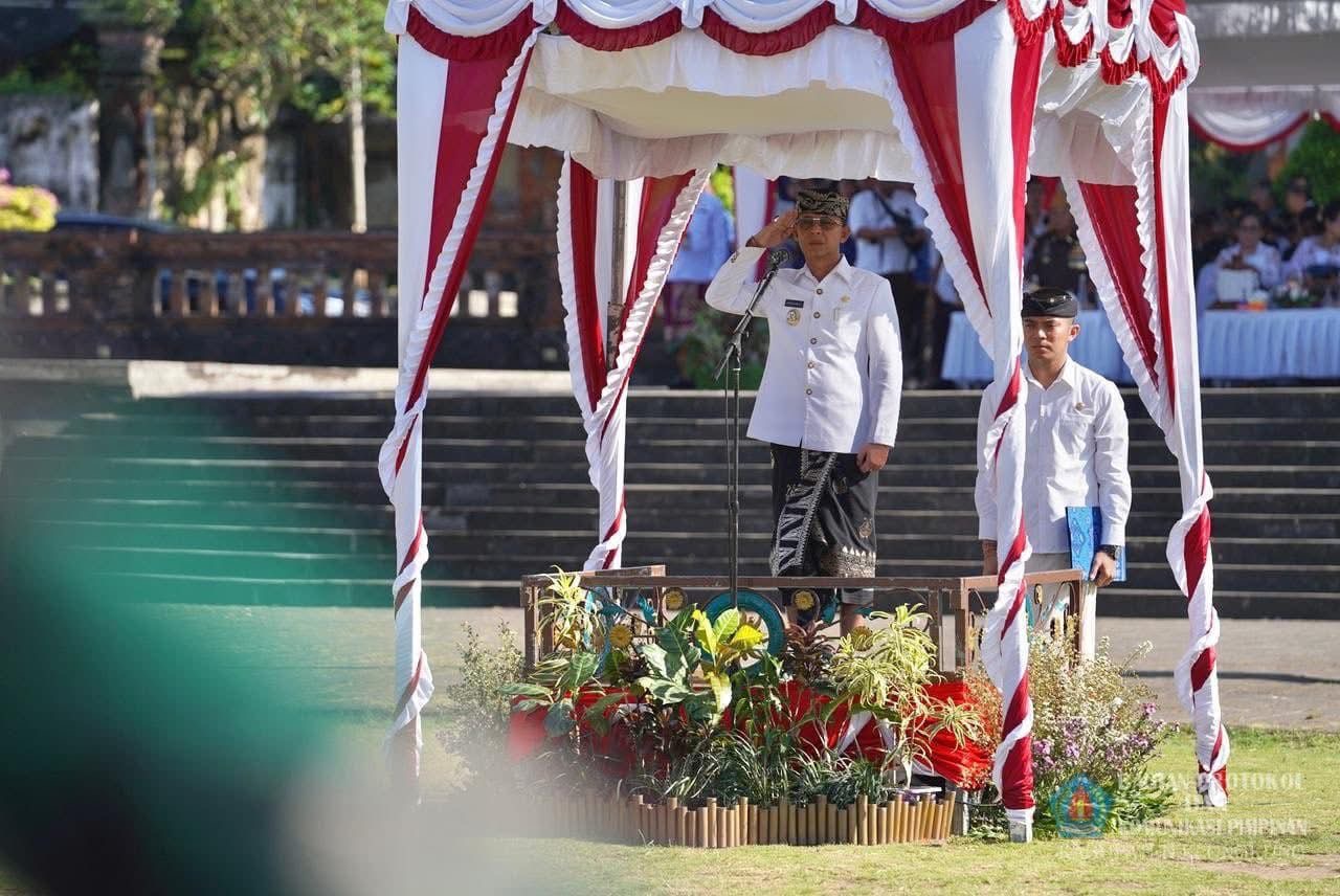 Bupati Klungkung I Made Satria memimpin Upacara Peringatan Hari Kesaktian Pancasila di Alun-Alun Ida Dewa Agung Jambe, Rabu (1/10).