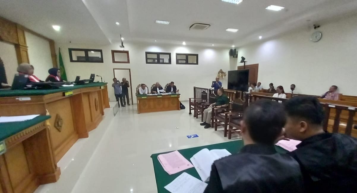 Sidang lanjutan dugaan pencemaran nama baik yang menjerat oknum wartawan di Jembrana menghadirkan tiga orang saksi ahli, sidang digelar di Pengadilan Negeri Negara, Kamis (23/10/25)