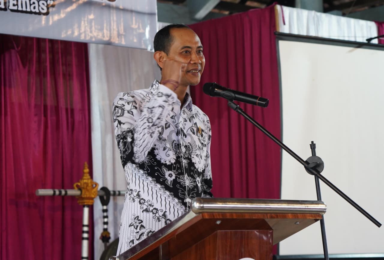 Wakil Bupati Klungkung, Tjokorda Gde Surya Putra saat memberikan sambutan usai acara pelantikan sebagai Ketua Persatuan Guru Republik Indonesia (PGRI) Kabupaten Klungkung masa bakti 2025–2030. Foto: dok/Pemkab Klungkung