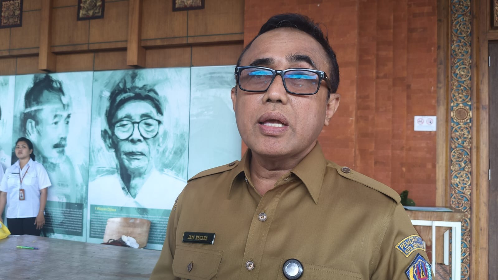 Foto: Wali Kota Denpasar I Gusti Ngurah Jayya Negara saat diwawancarai awak media di Gedung DNA Denpasar, Senin (20/10/25). Sumber: Komang Ari/Wacanabali.com