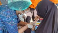 Foto: Kegiatan pelaksanaan imunisasi campak massal yang digelar di posyandu RT di wilayah Dusun Wanasari, Desa Dauh Puri Kaja diikuti oleh salah seorang anak, pada Selasa (7/10/25) Sumber: Istimewa.