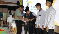 Senior Manager PLN Indonesia Power UBP Bali I Made Harta Yasa menyerahkan santunan pendidikan kepada anak yatim dan dhuafa dalam rangka peringatan 30 Tahun PLN Indonesia Power di Gedung E Ruang Nusa Indah PLTDG Pesanggaran, Denpasar, Jumat (3/10/2025). Sumber: dok/hms