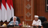Gubernur Bali Wayan Koster menerima kunjungan kerja Kepala Badan Meteorologi, Klimatologi, dan Geofisika (BMKG) RI, Dwikorita Karnawati, di Jayasabha, Denpasar, Rabu (8/10/2025). Foto: dok/Pemprov Bali.