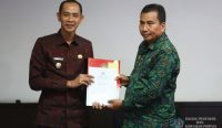 Wakil Bupati Klungkung, Tjokorda Gde Surya Putra, menerima Naskah Hasil Pengawasan dari Kepala Inspektorat Provinsi Bali, I Wayan Sugiada, di Kantor Inspektorat Provinsi Bali, Selasa (14/10/2025).
