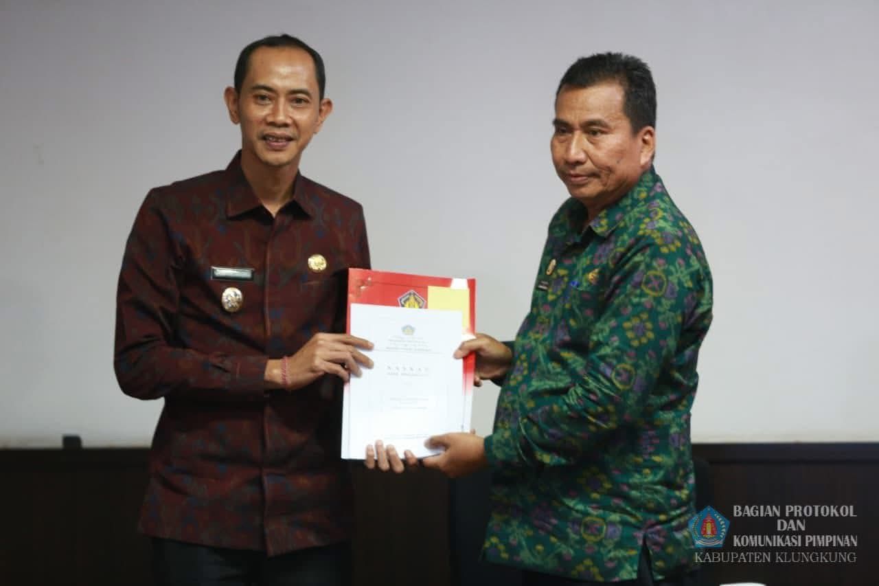 Wakil Bupati Klungkung, Tjokorda Gde Surya Putra, menerima Naskah Hasil Pengawasan dari Kepala Inspektorat Provinsi Bali, I Wayan Sugiada, di Kantor Inspektorat Provinsi Bali, Selasa (14/10/2025).