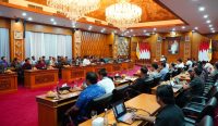 Foto: Gubernur Bali, Wayan Koster bersama jajarannya rapat koordinasi. Sumber: Ist.