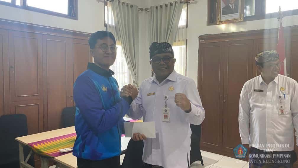 Sekda Klungkung Anak Agung Gde Lesmana melepas kontingen atlet KORPRI Klungkung yang akan berlaga di Pornas XVII KORPRI 2025 di Palembang, Rabu (1/10).