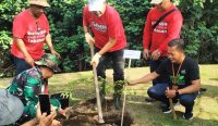 Foto: Assistant Manager CSR, Humas, dan Keamanan PLN Indonesia Power UBP Bali, I Made Rakayana (kanan), bersama perwakilan Pemkab Tabanan menanam bibit pohon saat perayaan Tumpek Wariga di area Pura Pekendungan, Desa Beraban, Kecamatan Kediri, Tabanan, Minggu (26/10). Kegiatan ini menjadi simbol komitmen bersama menjaga kelestarian alam dan lingkungan Bali. Sumber: dok/hms