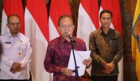 Foto: Gubernur Bali, Wayan Koster saat konferensi pers terkait aksi gotong royong dan bersih sungai Sabtu (21/10) mendatang. Sumber: Yulius N/wacanabali.com