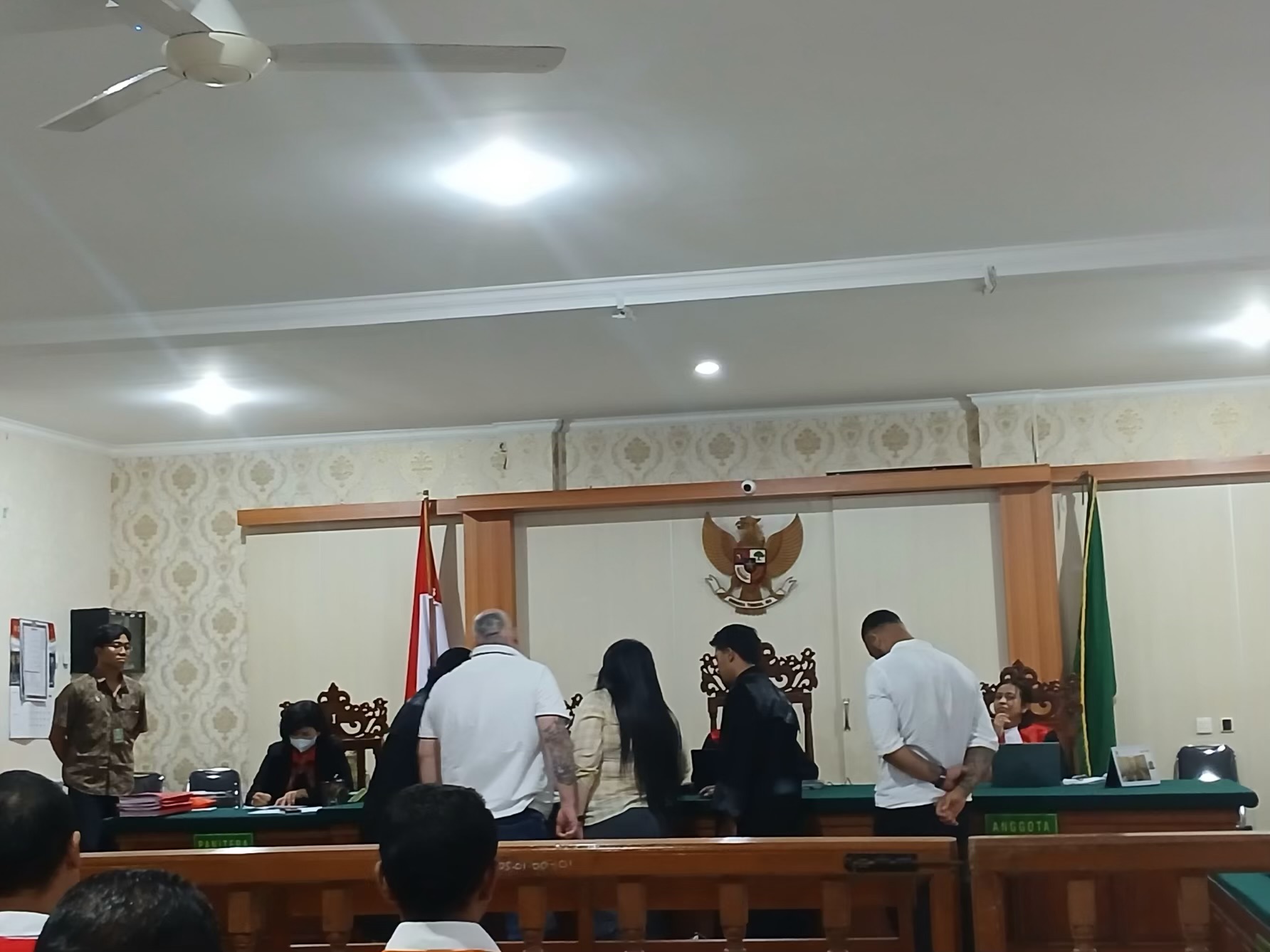 Foto: sidang kasus peredaran paket ekstasi dari Jerman ke Bali. Sumber: Yulius N/wacanabali.com