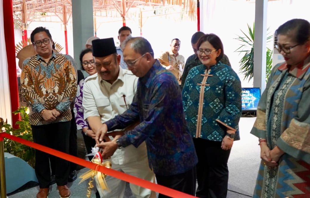 Menteri Perencanaan Pembangunan Nasional (PPN)/Kepala Bappenas RI Rachmat Pambudy bersama Gubernur Bali Wayan Koster meresmikan reaktivasi Sekretariat Transformasi Kerthi Bali di Kantor Bappeda Provinsi Bali, Rabu (15/10/2025). Foto: dok/Pemprov Bali