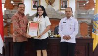 Sekretaris Daerah Provinsi Bali, Dewa Made Indra, menyerahkan penghargaan Sekolah Adiwiyata Provinsi Bali 2025