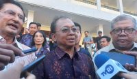 Foto: Owner Surge atau PT Solusi Sinergi Digital (WIFI) Fadel Muhammad (Kiri), Gubernur Bali Wayan Koster (Tengah), dan Wakil Menteri Perumaha dan Kawasan Permukiman Indonesia Fahri Hamzah saat menghadiri peluncuran Wi-Fi 7 di SMPN 15 Denpasar, Jumat (3/10/25). Sumber: Wacanabali.com