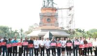 Foto: Penyerahan bantuan sosial pascabencana secara simbolis kepada warga terdampak banjir yang telah terverifikasi, di depan Monumen Perjuangan Rakyat Bali, Lapangan Puputan Badung, Rabu (22/10/25). Sumber: Istimewa.