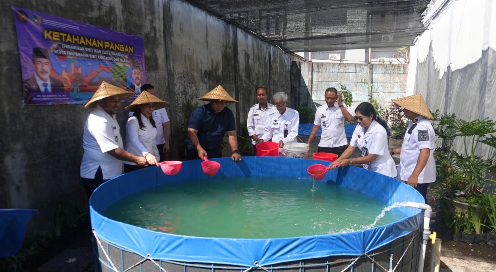 Foto: Kalapas Kerobokan bersama jajaran dan warga binaan menebar benih ikan lele. Sumber: Ist.