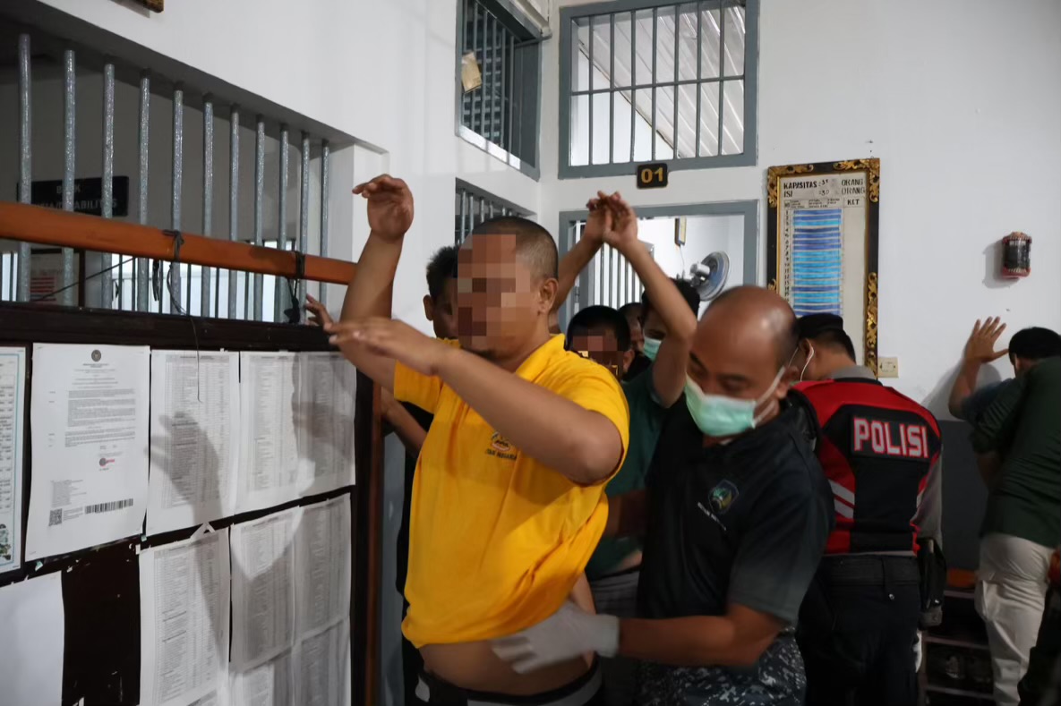 Foto: Petugas gabungan melakukan razia di kamar hunian Rutan Negara, Jumat (10/10/25). (wacanabali/dika)