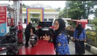 SPBU di Jembrana memberikan Pertamax gratis bagi warga yang bisa menghafal teks Sumpah Pemuda dengan benar, Selasa (28/10/25). (sumber wacanabali/dika)