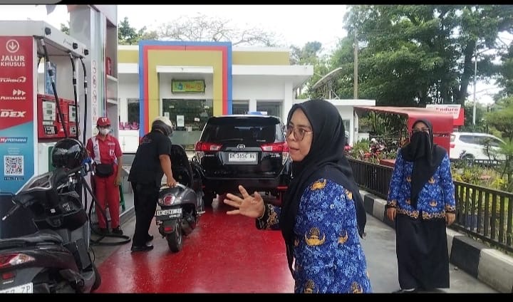 SPBU di Jembrana memberikan Pertamax gratis bagi warga yang bisa menghafal teks Sumpah Pemuda dengan benar, Selasa (28/10/25). (sumber wacanabali/dika)