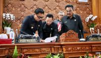 Foto: Wakil Wali Kota Denpasar I Kadek Agus Arya Wibawa menghadiri Penutupan Rapat Paripurna ke-39 Masa Persidangan III DPRD Kota Denpasar yang dipimpin Ketua DPRD I Gusti Ngurah Gede bersama Wakil Ketua I Wayan Mariyana Wandhira dan Dr. Made Oka Cahyadi Wiguna di Gedung DPRD Denpasar, Jumat (17/10/25). Sumber: Istimewa.