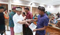 Bupati Klungkung I Made Satria bersama jajaran menyerahkan bantuan sosial Provinsi Bali kepada masyarakat terdampak bencana di Ruang Praja Mandala, Kamis (9/10).