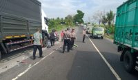 Petugas Satlantas Polres Jembrana melakukan olah TKP Kecelakaan maut di Jalan Raya Denpasar - Gilimanuk, Selasa (28/10/25). (sumber: wacanabali/dika)