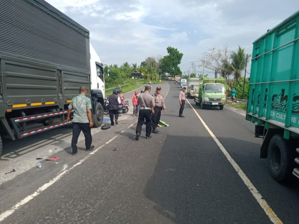 Petugas Satlantas Polres Jembrana melakukan olah TKP Kecelakaan maut di Jalan Raya Denpasar - Gilimanuk, Selasa (28/10/25). (sumber: wacanabali/dika)