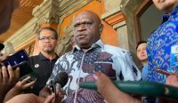 Foto: Menteri HAM Natalius Pigai saat mengunjungi Kampus Universitas Udayana (Unud) di Jalan Sudirman, Kota Denpasar, Jumat (24/10/25). Sumber: Komang Ari/Wacanabali.com
