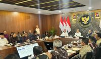 Wabup Bagus Alit Sucipta saat menghadiri Rakortas Nasional Pemantapan Pembangunan PSEL di Ruang Rapat Utama Lantai 3 Gedung Kemenko Pangan, Jl. Imam Bonjol No. 61, Jakarta Pusat, Jumat (24/10).