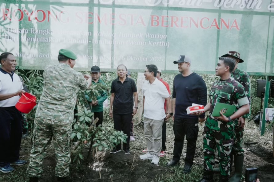 Bupati Adi Arnawa bersama Wabup Bagus Alit Sucipta mendampingi Gubernur Bali Wayan Koster saat berpartisipasi dalam “Gerakan Semesta Berencana: Aksi Nyata Penanaman Pohon dan Pembersihan Sungai Serentak”, di sempadan Tukad Ayung, Desa Bongkasa Pertiwi Abiansemal, Minggu (26/10).