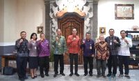 Wakil Bupati Klungkung Tjokorda Gde Surya Putra bersama jajaran Pemkab Klungkung usai melaksanakan penandatanganan perjanjian kerja sama dengan Direktorat Jenderal Pajak dan Direktorat Jenderal Perimbangan Keuangan, Rabu (15/10/2025).