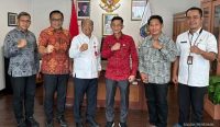 Bupati Klungkung I Made Satria bersama jajaran Pemkab Klungkung berfoto bersama Sekretaris Ditjen Bina Keuangan Daerah Kemendagri Horas Maurits Panjaitan usai audiensi di Jakarta.