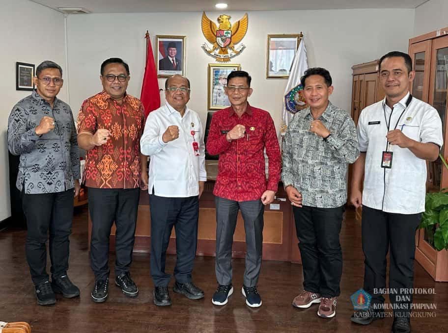 Bupati Klungkung I Made Satria bersama jajaran Pemkab Klungkung berfoto bersama Sekretaris Ditjen Bina Keuangan Daerah Kemendagri Horas Maurits Panjaitan usai audiensi di Jakarta.