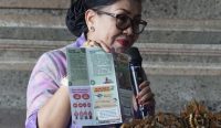Duta PSBS PADAS Putri Koster saat menyosialisasikan pengelolaan sampah berbasis sumber kepada masyarakat di Kecamatan Selemadeg Barat, Tabanan.