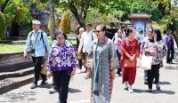 Ketua Dekranasda Provinsi Bali Putri Koster mendampingi Istri Menteri PPN/Kepala Bappenas Ny. Mardiana Estilistiati Pambudy meninjau stan Pameran IKM Bali Bangkit di Taman Budaya Denpasar.