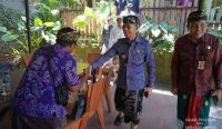 Bupati Klungkung I Made Satria bersama Wabup Tjokorda Gde Surya Putra saat berdialog dengan para perbekel dalam Forum Perbekel se-Kecamatan Banjarangkan di Angkringan The Beji, Kamis (16/10).