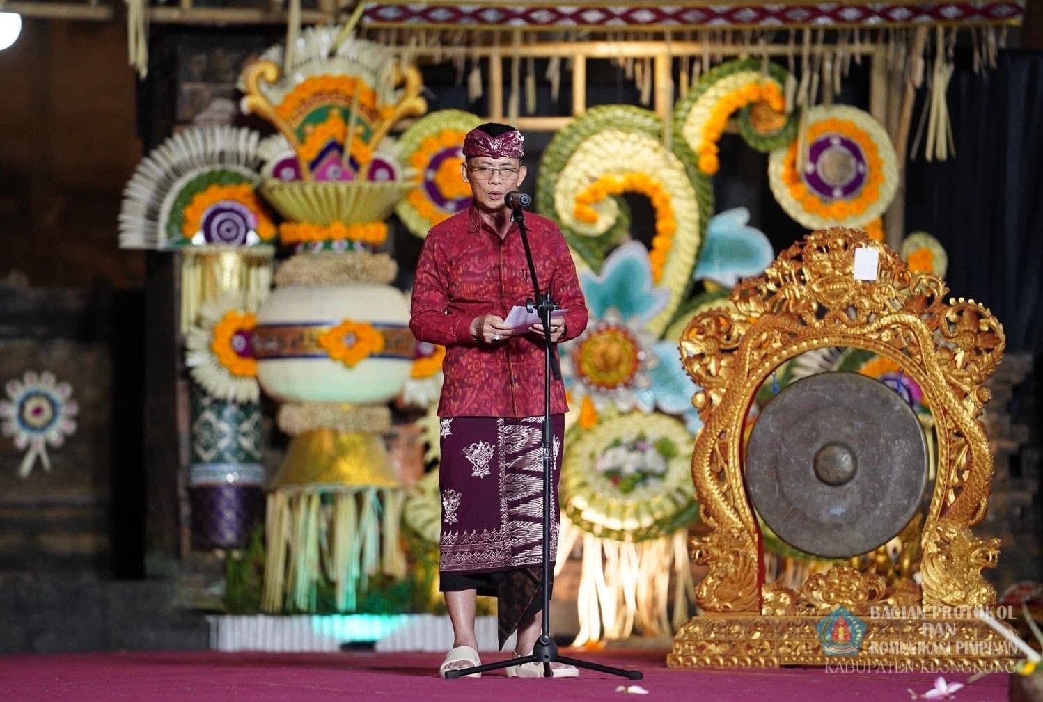 Bupati Klungkung I Made Satria saat memberi sambutan pada pembukaan Aksiku 2025 di Alun-alun Ida Dewa Agung Jambe, Kamis (16/10) malam.
