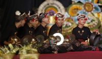 Sekaa Balaganjur remaja tampil memukau di Lomba Balaganjur Ngarap AKSIKU 2025 di Alun-Alun Ida Dewa Agung Jambe, Klungkung, Sabtu (18/10/2025).