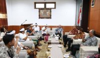 Sekda Klungkung Anak Agung Gede Lesmana berdiskusi dengan Direktur Eksekutif ASKOMPSI Edy Santoso terkait persiapan final Digital Leadership Government Awards 2025 di ruang Vicon Kantor Bupati Klungkung, Selasa (21/10).