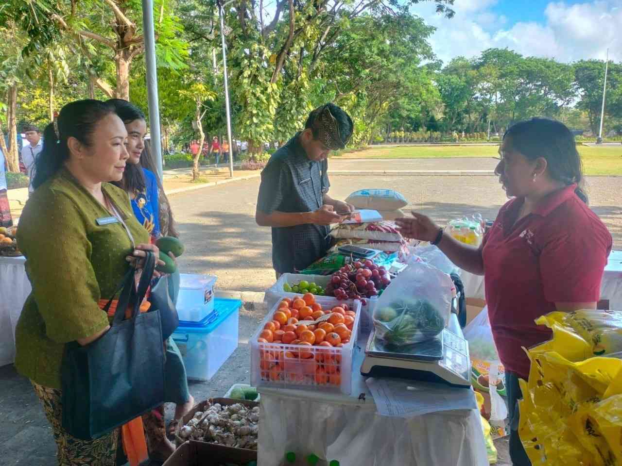 Foto : Pelaksanaan Bazar Pangan Pemkot Denpasar serangkaian Hari Pangan Sedunia di Kawasan Lapangan Lumintang, Denpasar, Kamis (16/10/25). Sumber: Istimewa.