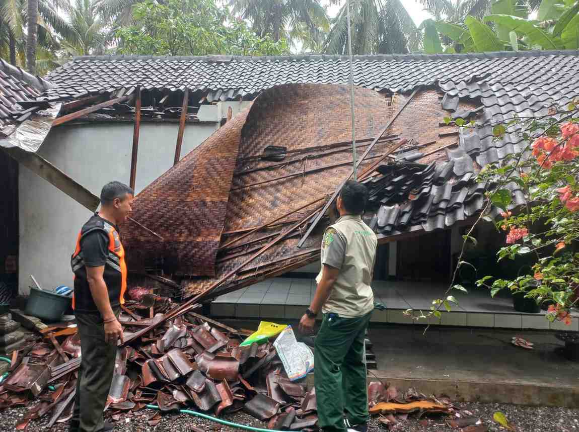 Petugas BPBD Kabupaten Jembrana melakukan pengecekan atap rumah roboh, di Desa Pekutatan, Kamis (16/10/25). (sumber: wacanabali/dika)