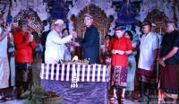Wakil Bupati Klungkung, Tjokorda Gde Surya Putra bersama undangan memberikan tepuk tangan usai pemotongan tumpeng pada perayaan HUT ke-50 ST Setia Bakti di Banjar Adat Lepang, Desa Takmung, Sabtu (18/10/2025).