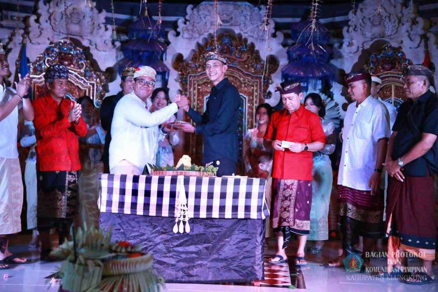 Wakil Bupati Klungkung, Tjokorda Gde Surya Putra bersama undangan memberikan tepuk tangan usai pemotongan tumpeng pada perayaan HUT ke-50 ST Setia Bakti di Banjar Adat Lepang, Desa Takmung, Sabtu (18/10/2025).