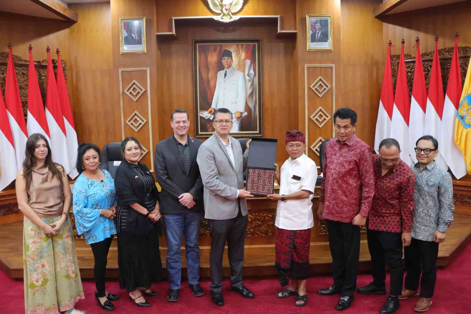 Gubernur Bali Wayan Koster saat menerima kunjungan lima anggota Dewan Perwakilan Rakyat Negara Bagian Arizona, Amerika Serikat, Sabtu (18/10/2025). Foto: dok/Pemprov Bali