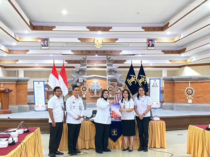 Foto: Plt. Asisten Pemerintahan dan Kesra Setda Kota Denpasar, Luh Made Kusuma Dewi, didampingi Kepala Bagian Hukum Setda Kota Denpasar, Komang Lestari Dewi, saat menerima hasil penilaian kinerja pengelolaan JDIH dengan nilai 99 dari Kepala Kantor Wilayah Kementerian Hukum dan HAM Provinsi Bali, Eem Nurmanah, di Ruang Rapat Dharmawangsa Kanwil Kemenkumham Bali, Rabu (22/10). Sumber: Istimewa.